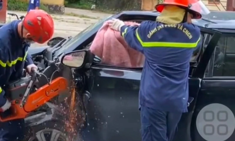 2 ô tô đâm nhau, phải cắt cánh xe đưa nạn nhân ra ngoài