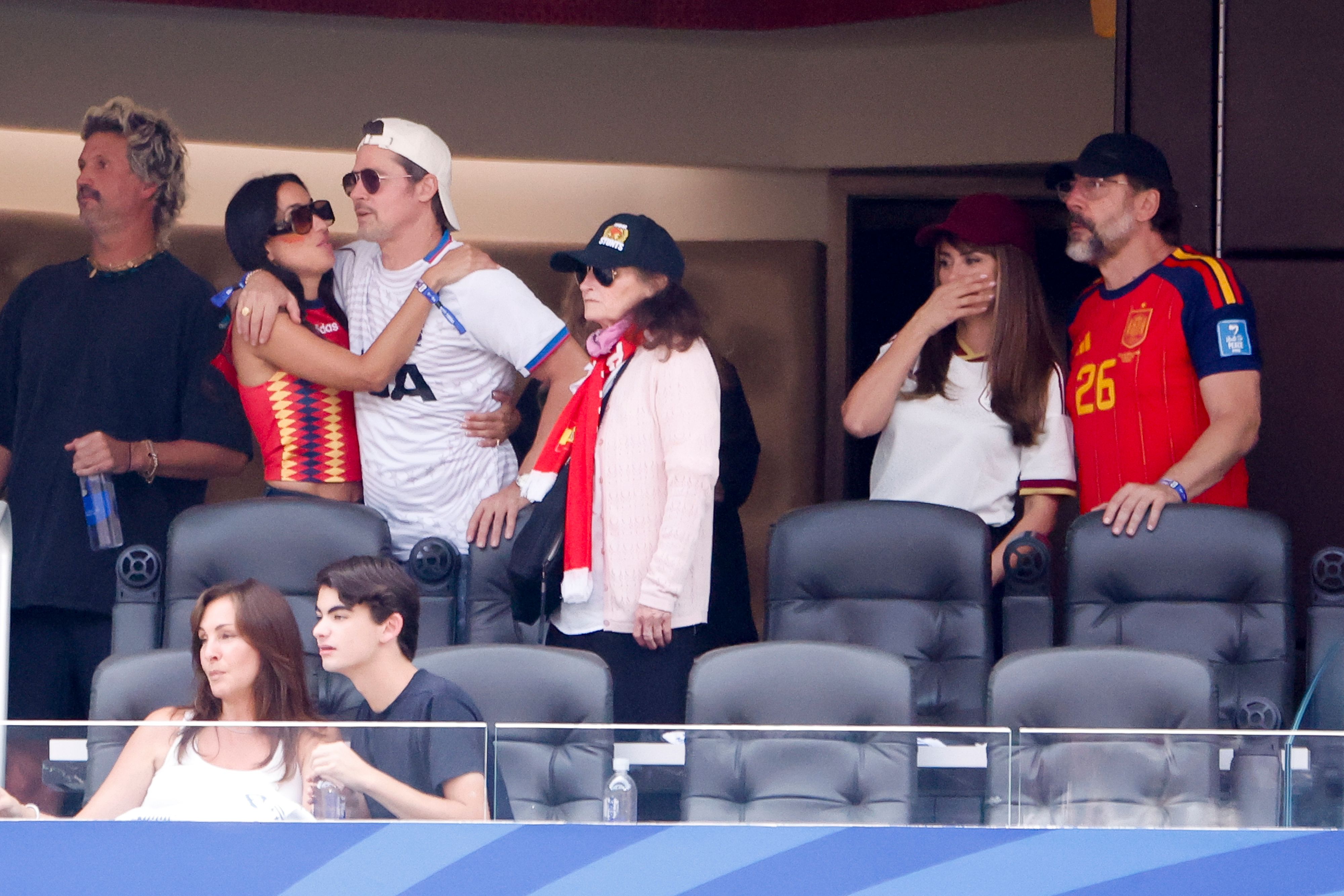 pen-lope-cruz-et-javier-bardem-aux-c-t-s-d-ines-de-ramon-et-brad-pitt