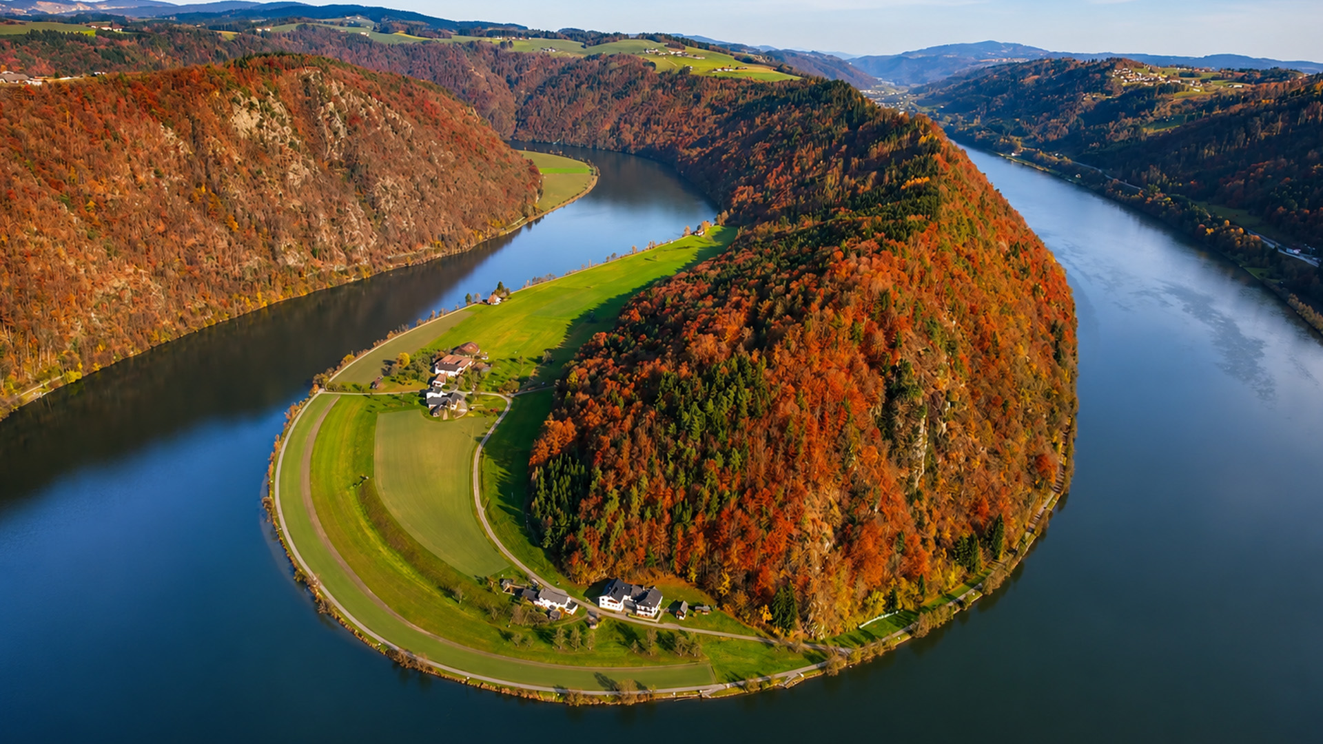 This village sits inside a giant river bend