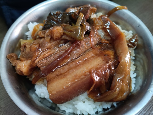 台湾といえば魯肉飯（ルーローファン）よりもハマった!控肉飯（コンローファン）ご飯の上にドカっと肉塊 「日本でも出してくれる店できたらいいのに」