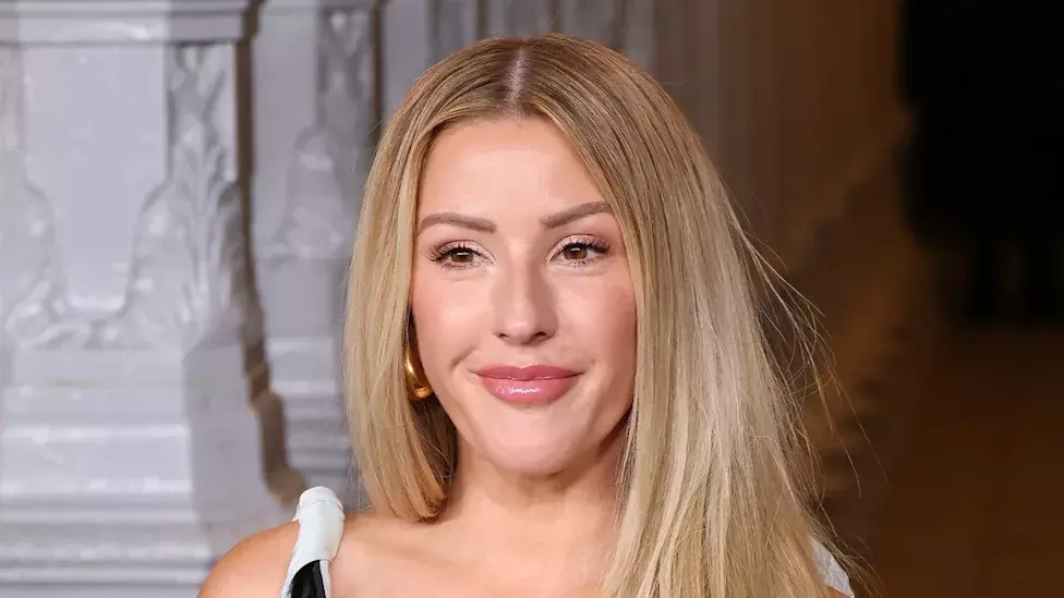 Ellie Goulding biểu diễn giữa hiệp tứ kết World Cup