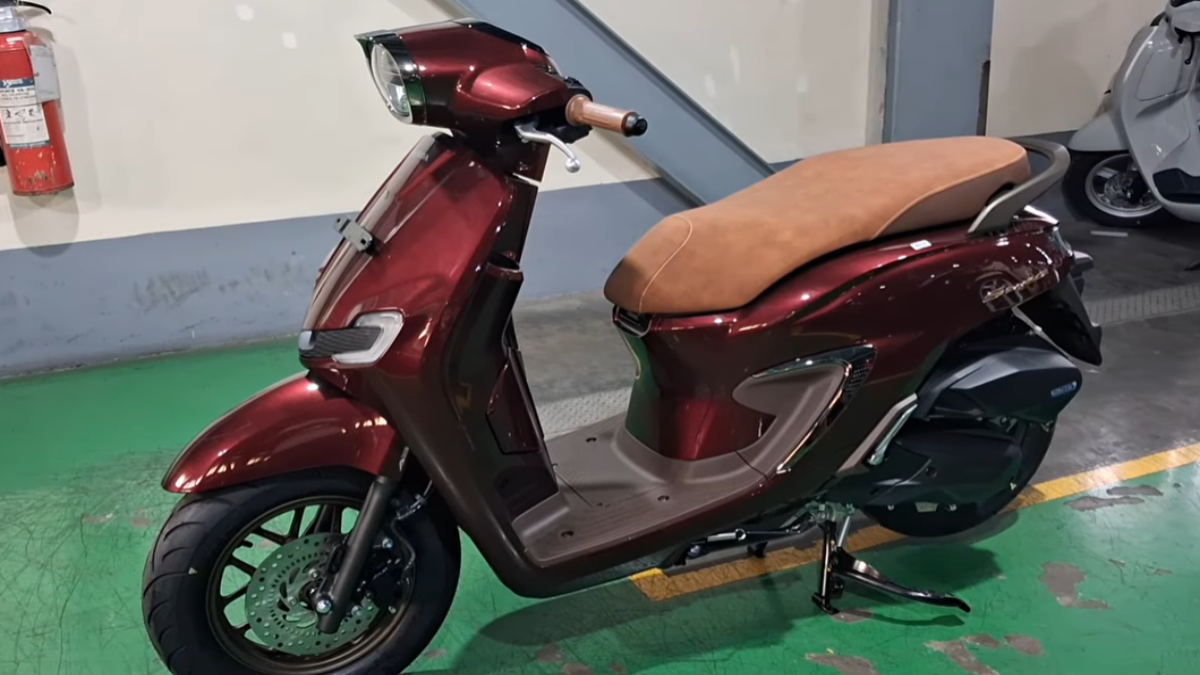 Bikin penasaran banyak orang! Honda Stylo 160 ABS burgundy tampil gagah ...