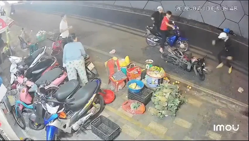 [CLIP] Nhóm người mang hung khí truy đuổi, đập phá xe máy giữa trung tâm TPHCM