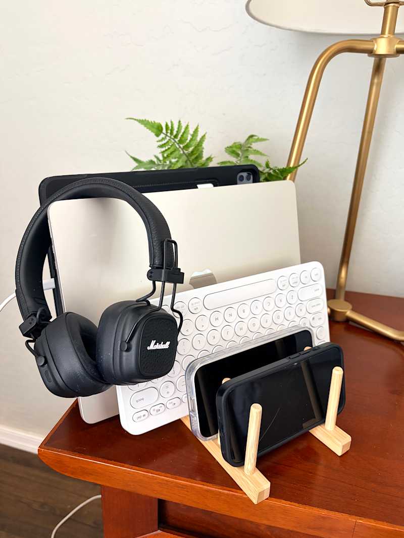 Desk with the OSTBIT bamboo Plate holder as an organizer for a computer, keyboard, phone, and headphones