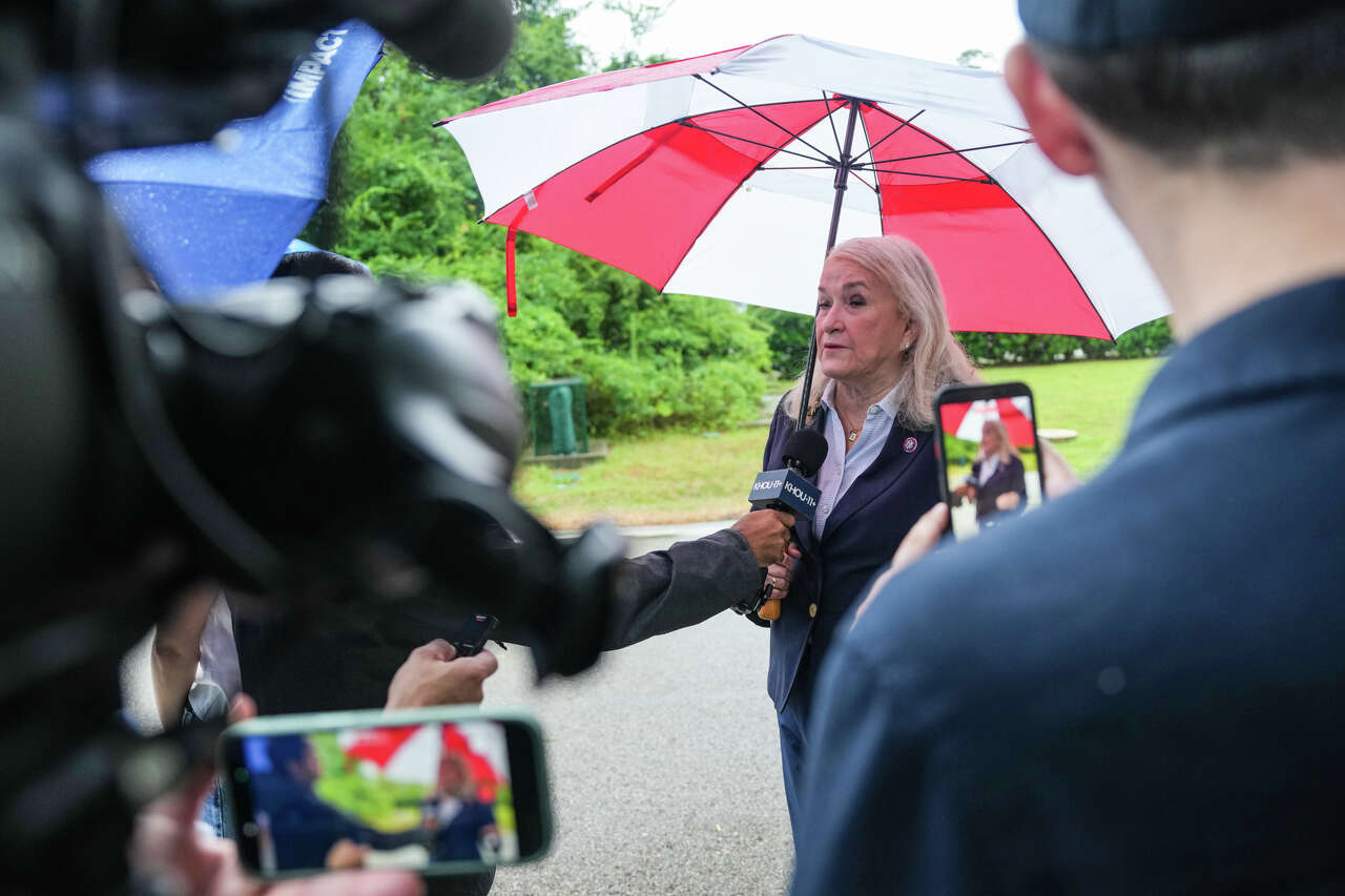 Sylvia Garcia visits detained witnesses who dispute ICE's account of deadly Houston shooting