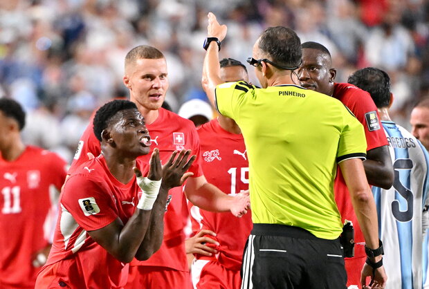 Mundial: la explicación reglamentaria a la polémica expulsión de Embolo ...