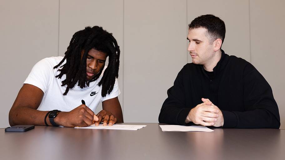 San Antonio Spurs rookie Jayden Quaintance (22) signs his rookie scale contract with the San Antonio Spurs.