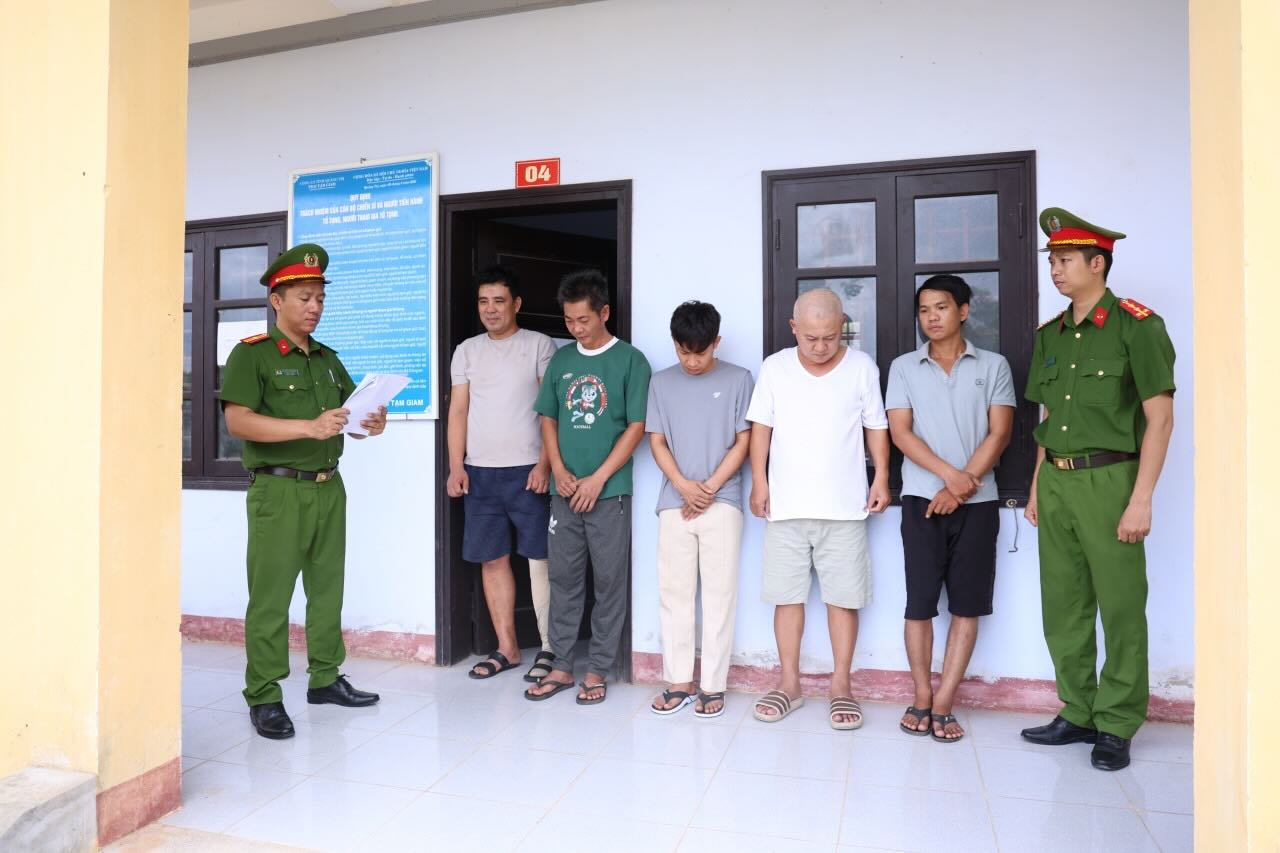 Tạm giữ 11 người trong đường dây cá độ bóng đá 400 tỉ đồng
