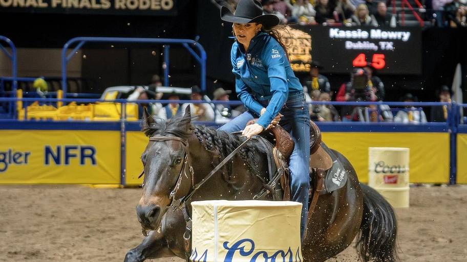 Reigning world champion barrel racer breaks arena record at Calgary ...