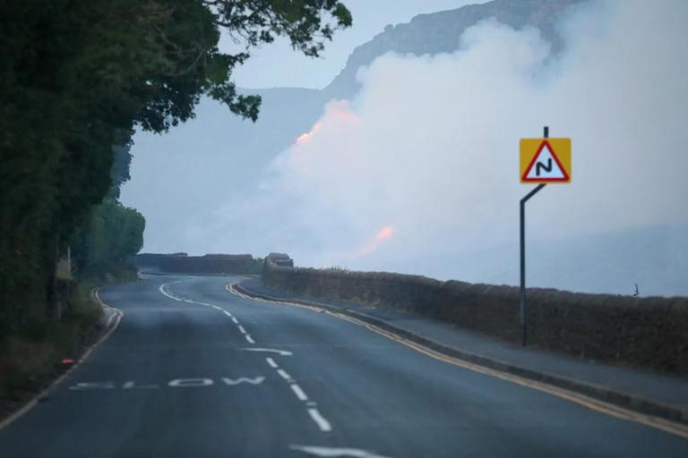 dovestone-reservoir-fire-sends-huge-plumes-of-smoke-across-saddleworth