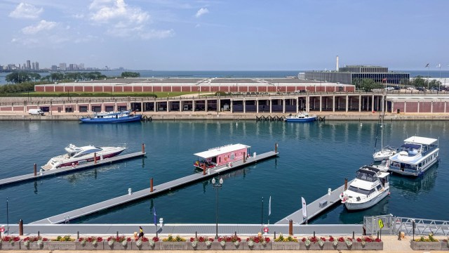 207-foot superyacht docks at Chicago's 'People's Pier,' raising ...