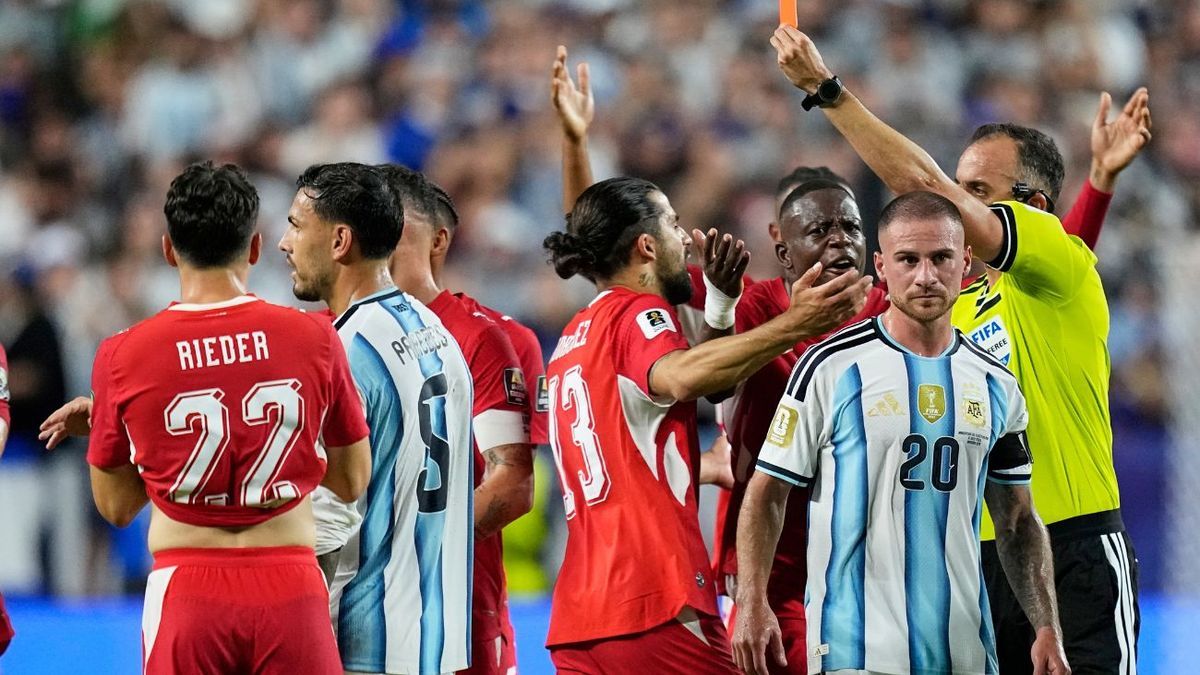 Expulsado en el Argentina-Suiza: por qué le quitaron la amarilla a ...