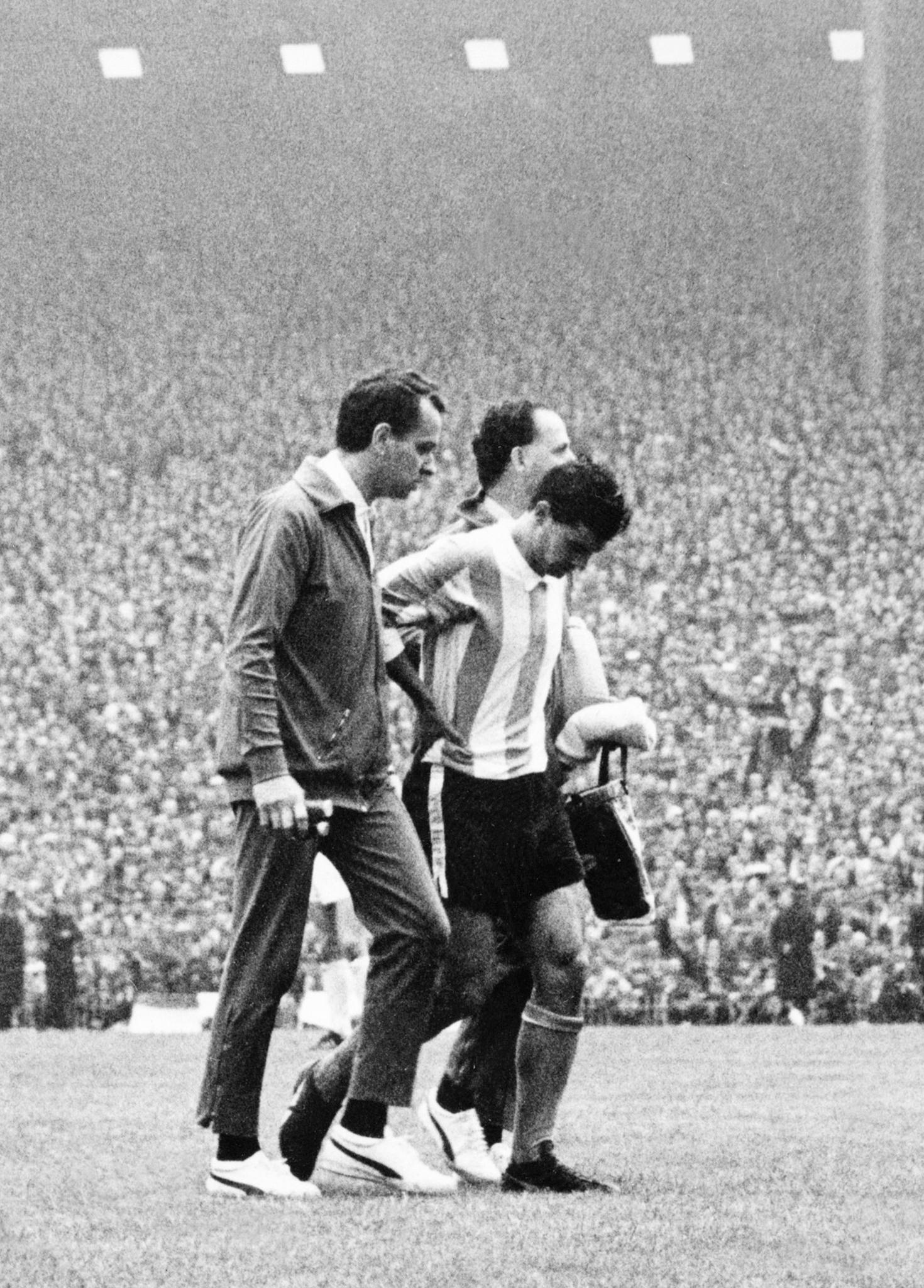 Argentina's Antonio Rattín dies; 1966 World Cup dismissal led to red ...