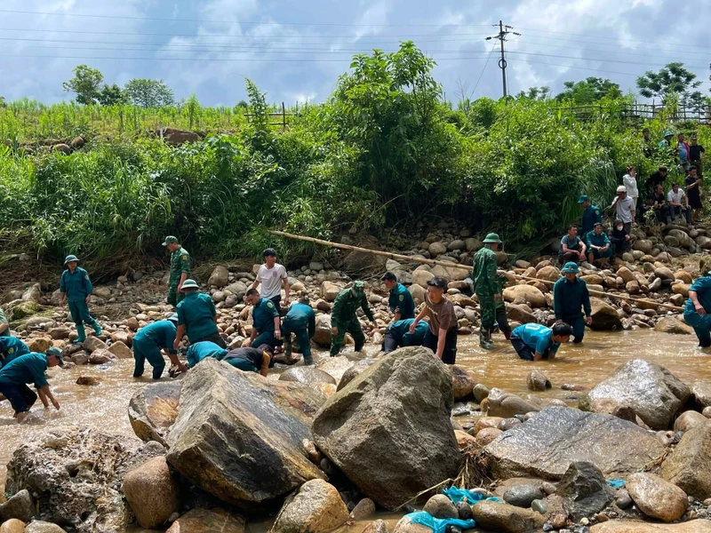 Hàng trăm người xuyên đêm tìm nạn nhân bị lũ cuốn ở Lai Châu