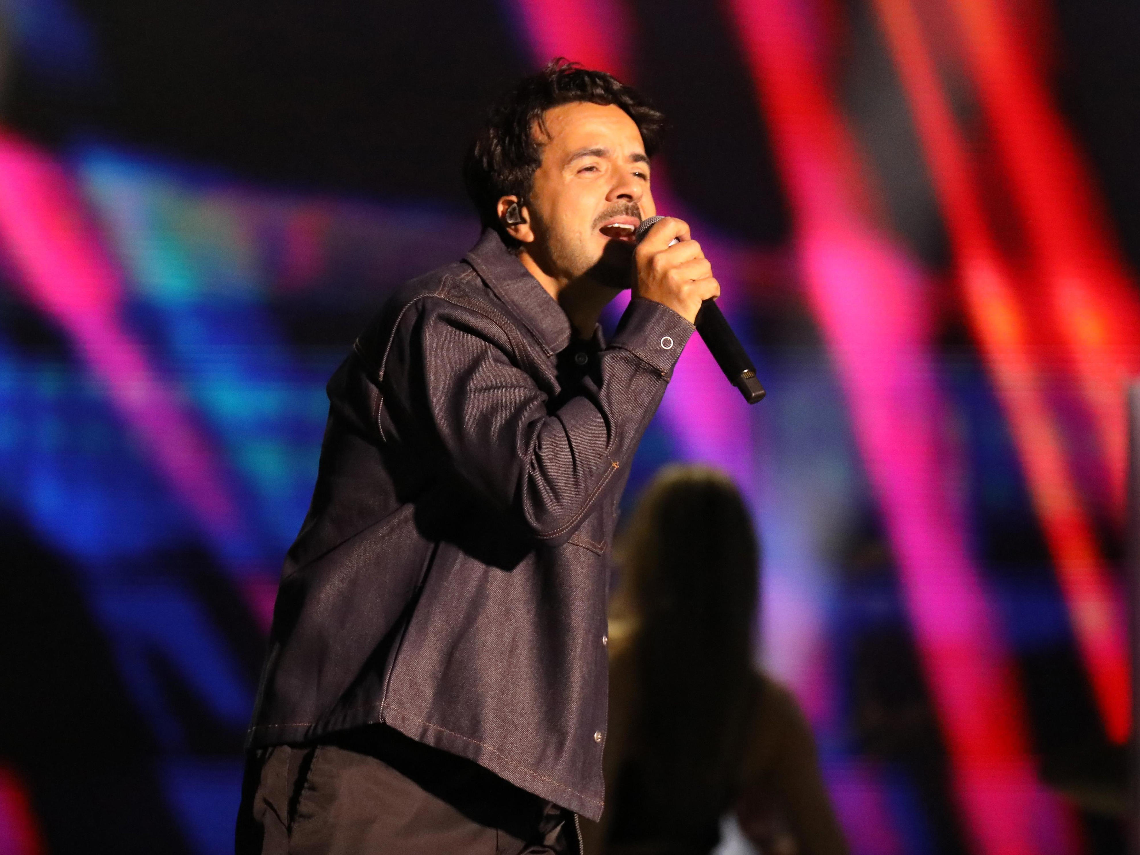 Luis Fonsi prend sa revanche sur les Plaines!