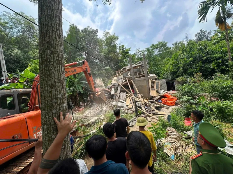 Xe đầu kéo lao xuống đèo, húc sập nhà dân, tài xế tử vong