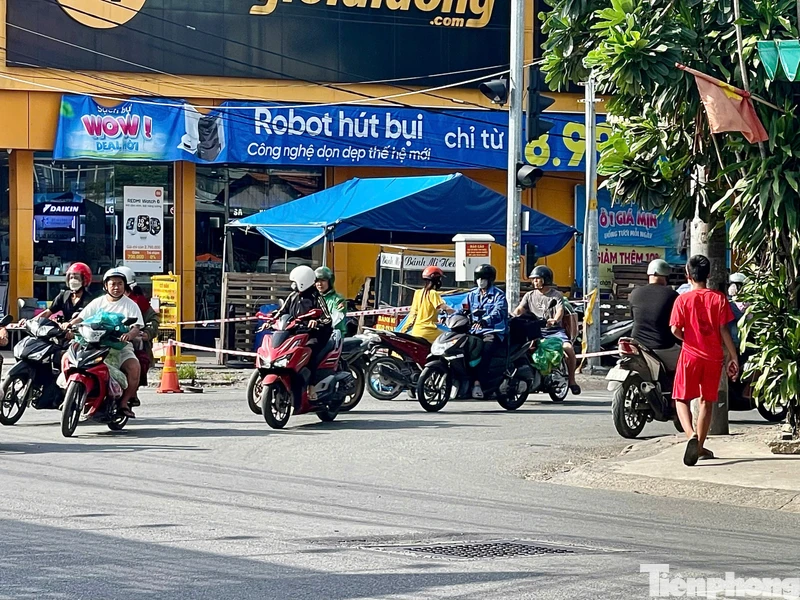 Nhiều vết máu kéo dài tại hiện trường vụ người đàn ông bị sát hại ở TPHCM