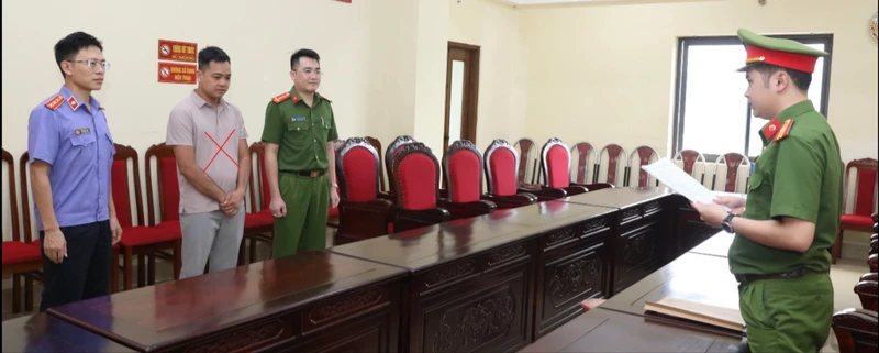 Khởi tố đối tượng sản xuất, kinh doanh 16.000 sản phẩm thời trang giả mạo nhãn hiệu