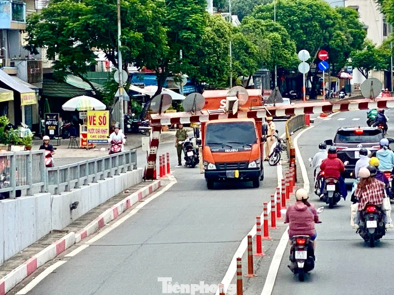 Xe tải mắc kẹt dưới thanh giới hạn của hầm chui trăm tỷ ở TPHCM
