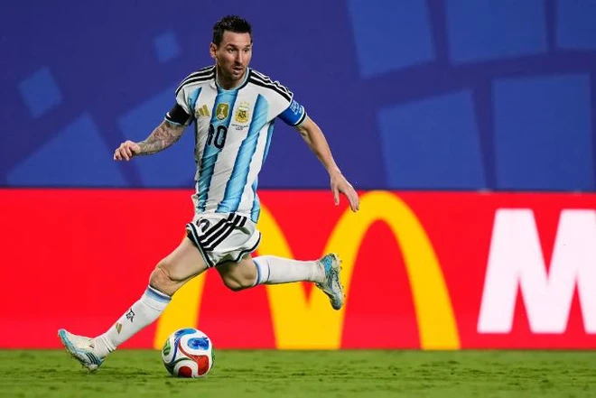 Báo chí Anh kích động vì Tam sư đối đầu Messi