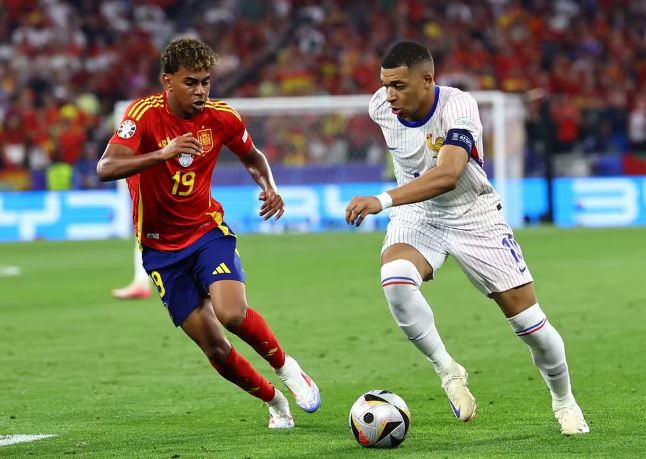 Yamal thắng 8 trong 10 lần đối đầu với Mbappe, chưa từng thua ở vòng knock-out