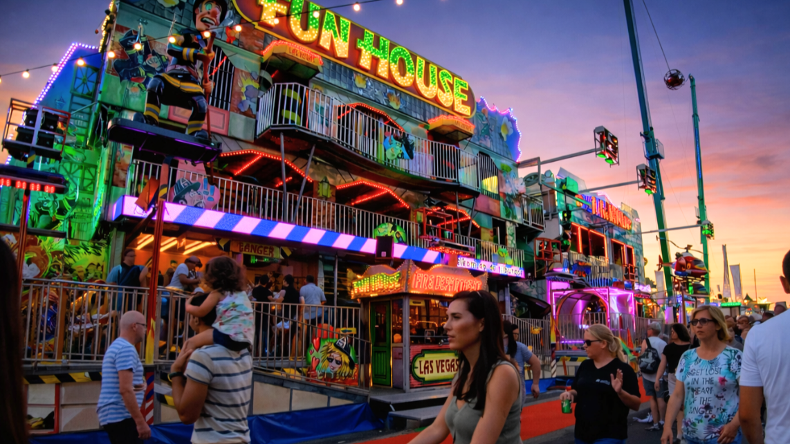 Walking through Tilburg's famous carnival and fun fair (4K)