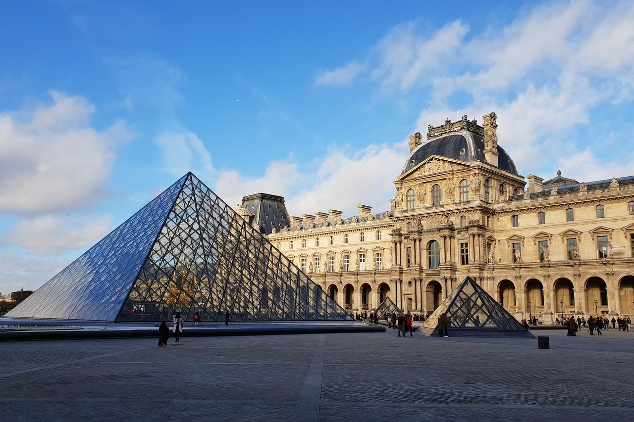 Suspeitos de roubar joias do Louvre dizem à polícia que receberiam até ...