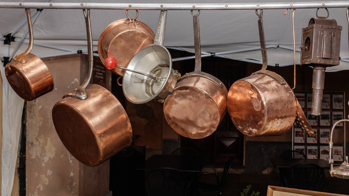 used-copper-pots-for-sale-in-a-traditional-antiques-market