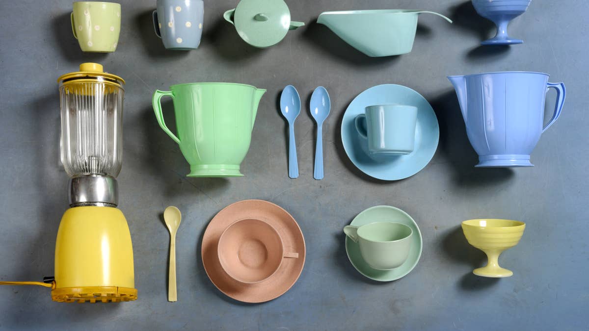 selection-of-colorful-retro-plastic-kitchenware