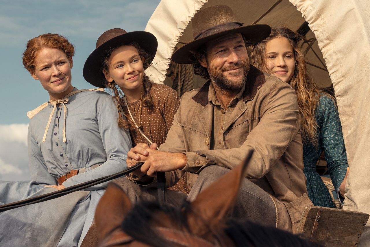 Crosby Fitzgerald as Caroline Ingalls, Alice Halsey as Laura Ingalls, Luke Bracey as Charles Ingalls, Skywalker Hughes as Mary Ingalls in episode 108 of Little House on the Prairie.