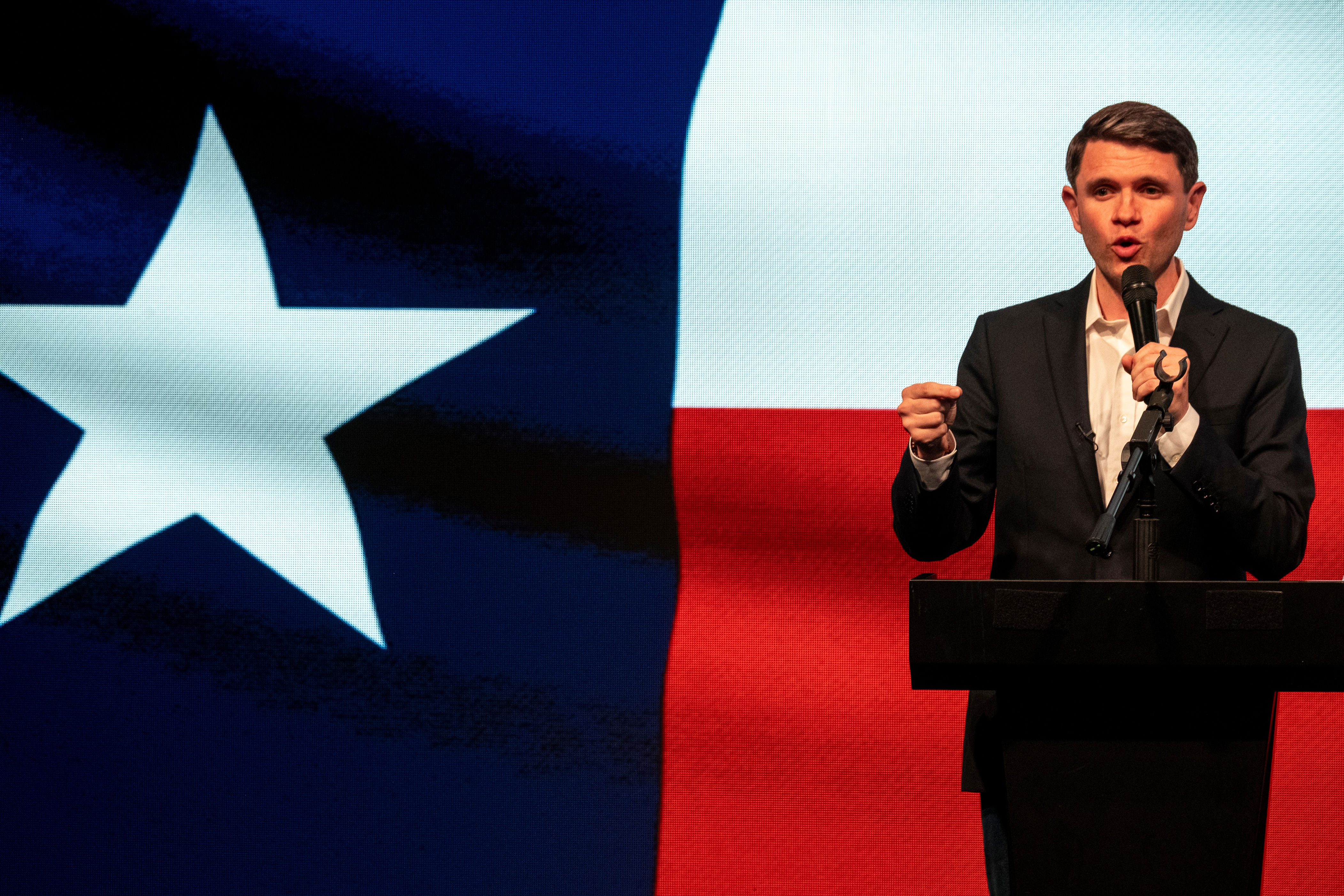 Why Republicans' massive cash advantage is evaporating on the airwaves