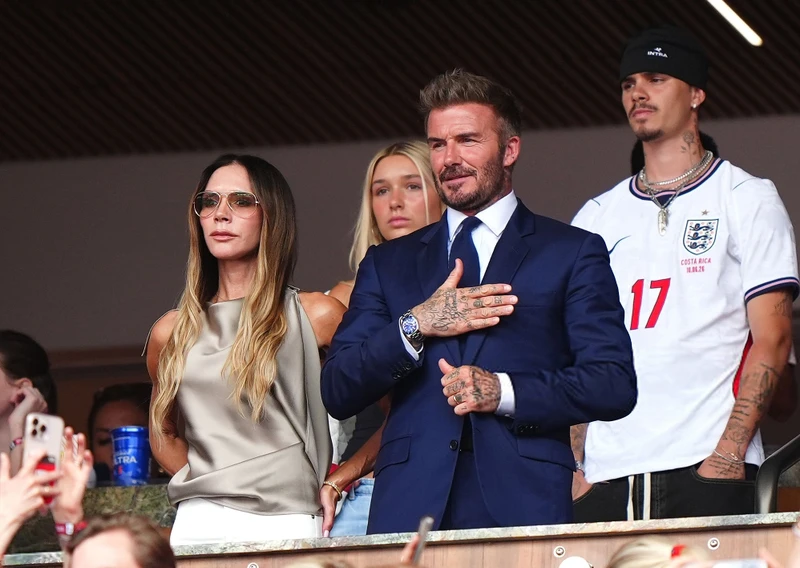 Brad Pitt hôn bạn gái trên khán đài World Cup
