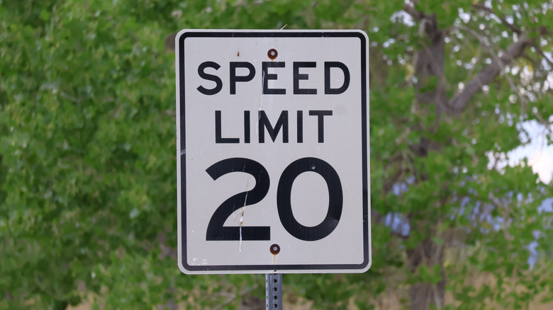 Do speed limit signs on private roads have to follow federal rules?