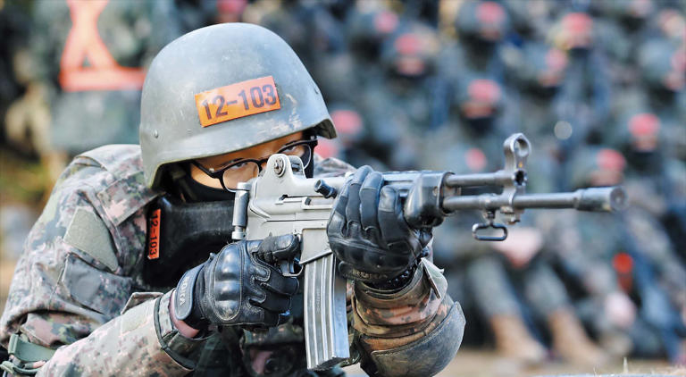Exclusive: President's rifle vs. soldiers' outdated K2s