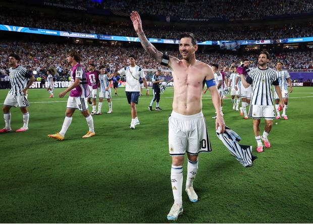 Cổ động viên Anh sợ trọng tài và FIFA dàn xếp giúp Messi thắng Tam sư