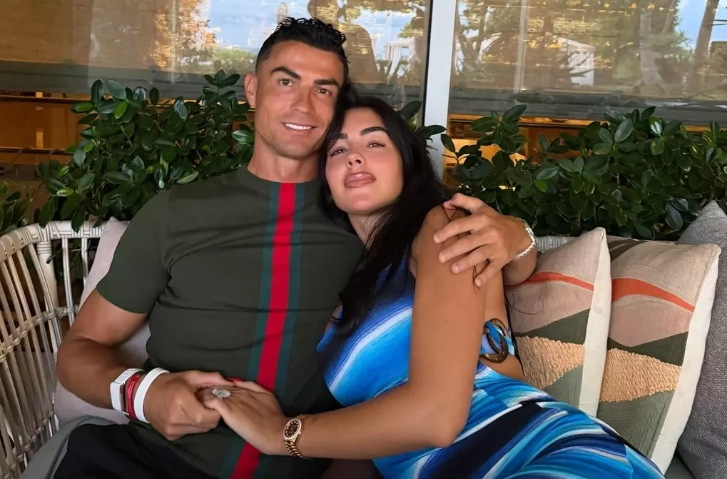 Ronaldo nghỉ dưỡng bên vợ sắp cưới sau World Cup