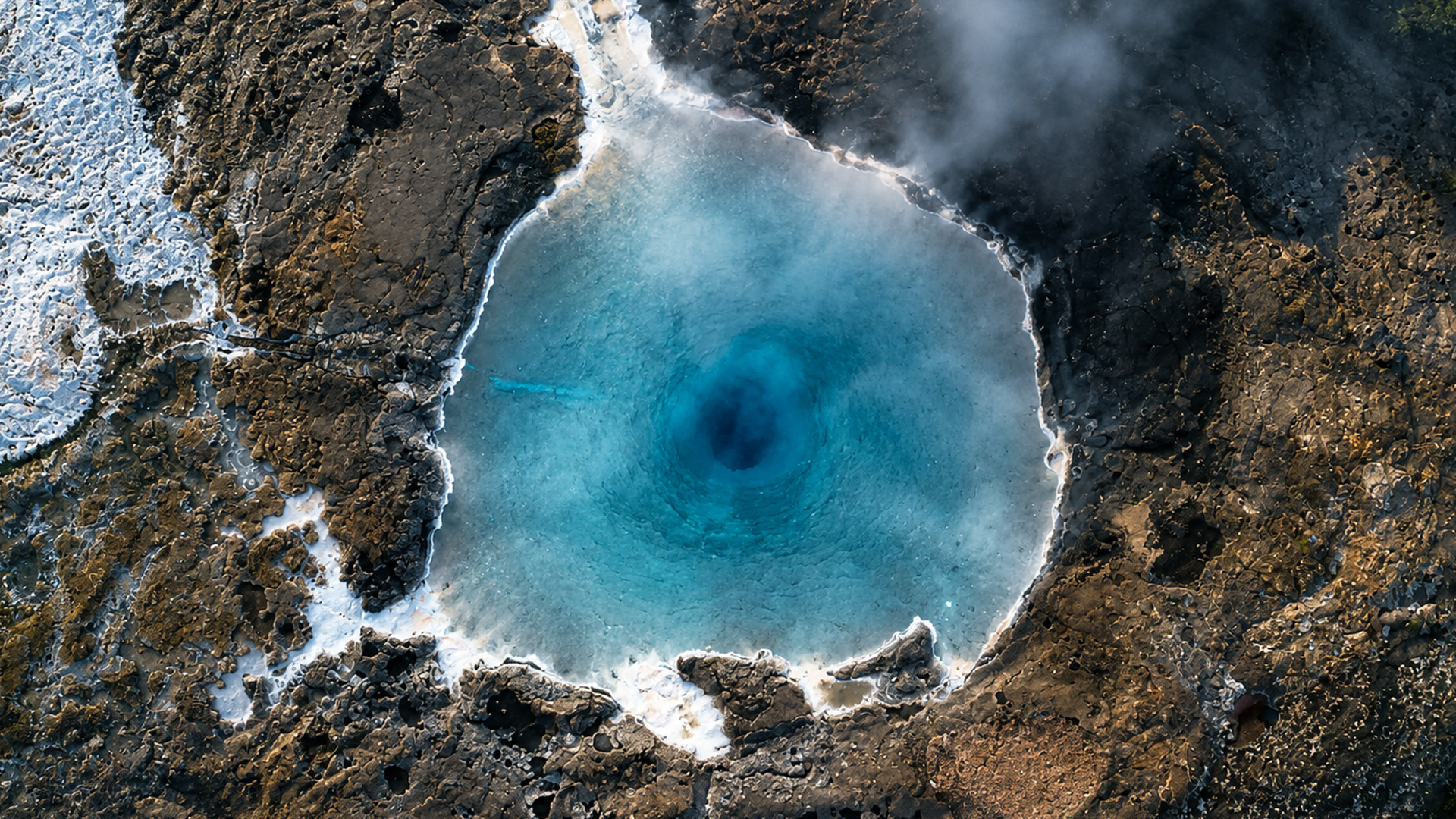 Um enorme buraco escondido ao lado do oceano