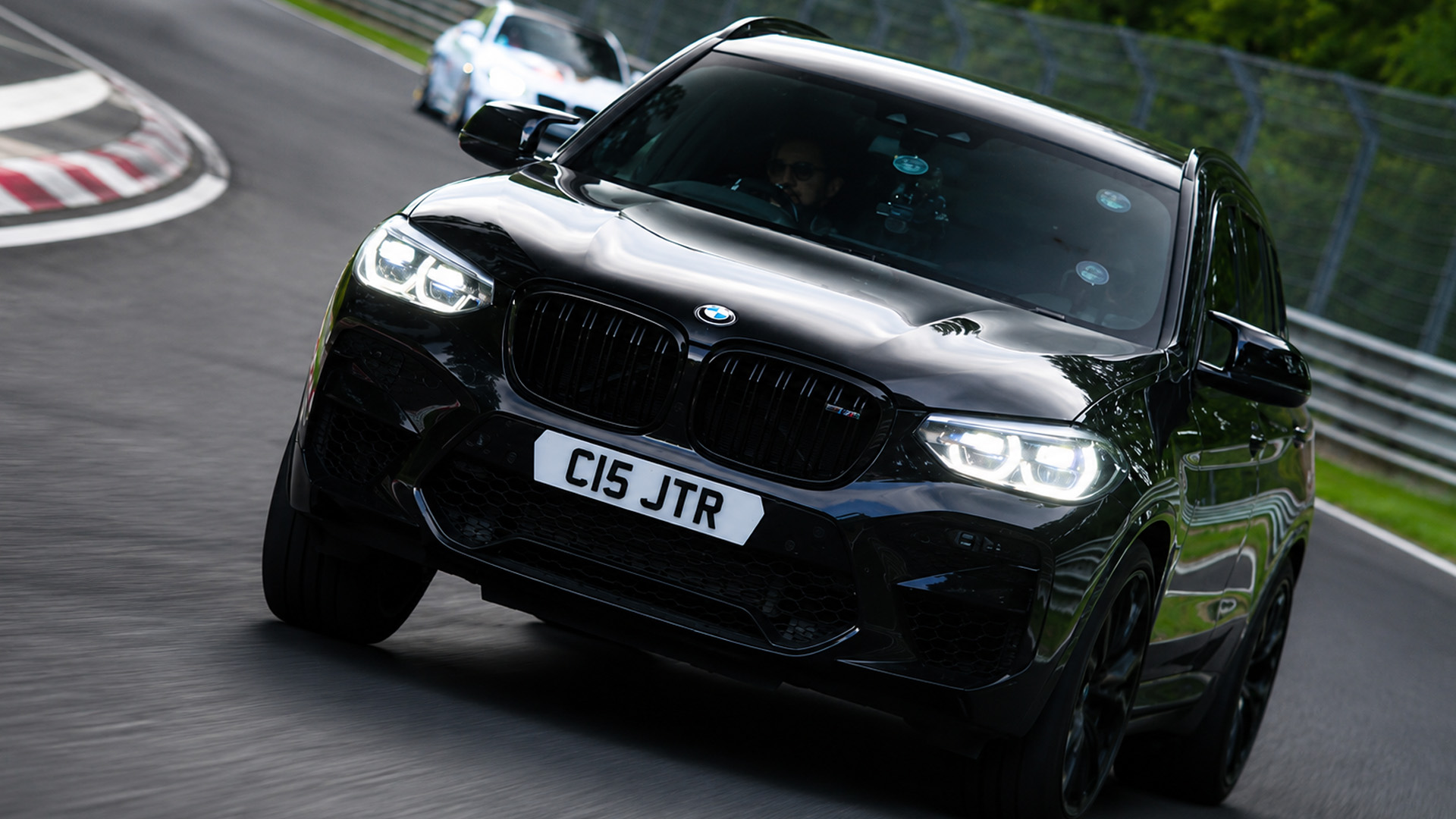 BMW X3 M flies through Nürburgring traffic