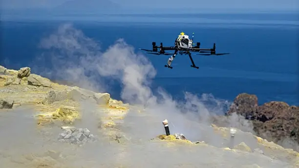 Drone được dùng để phát hiện những dấu hiệu cảnh báo núi lửa phun trào - Ảnh: DAILY STAR