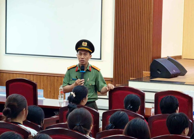 Trung tá công an chỉ sinh viên '4 không, 2 phải' để tránh bẫy lừa đảo tuyển dụng