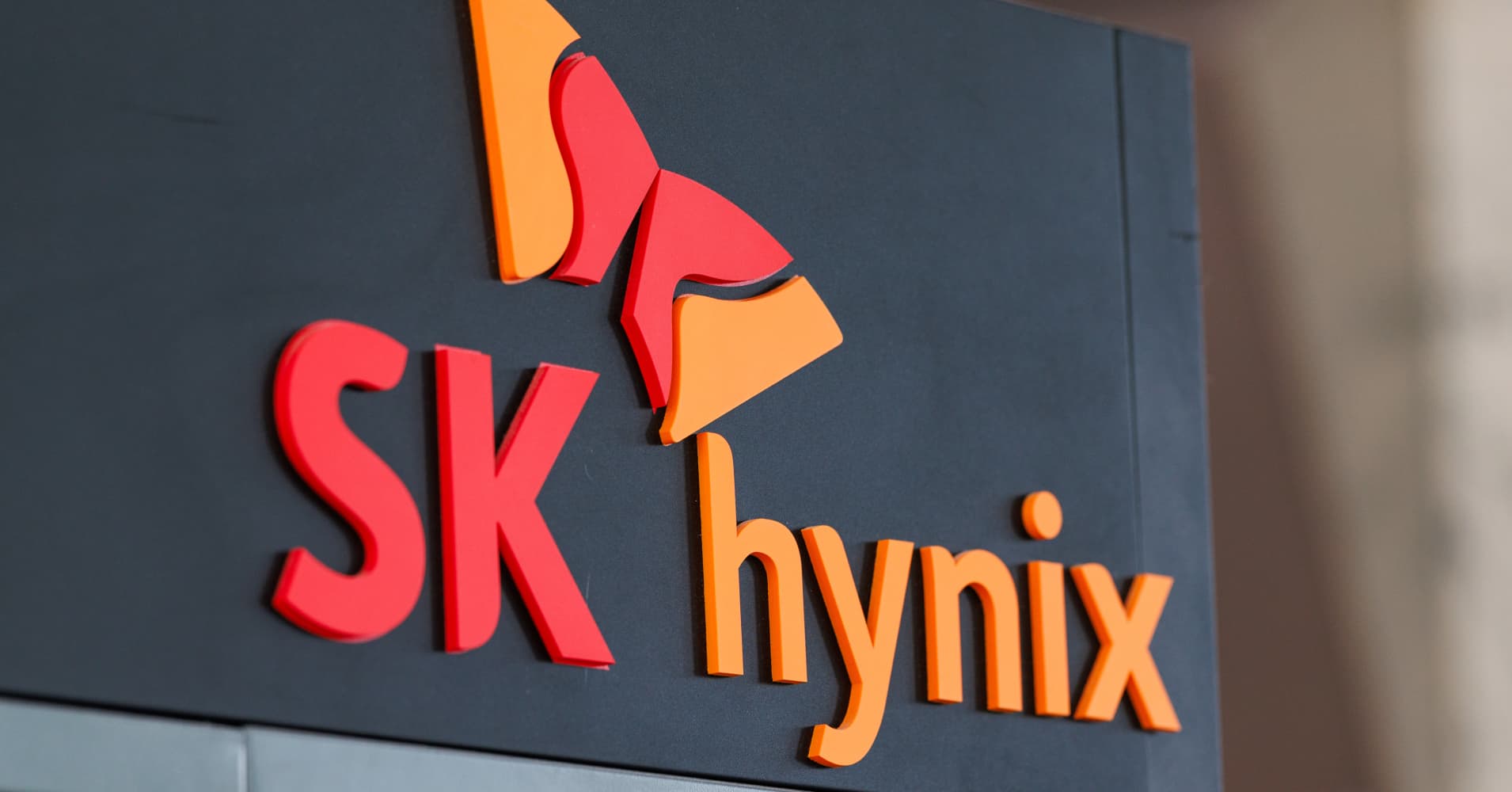 SK Hynix shares plunge 10% as Asia sees tech rout, tracking US chip losses