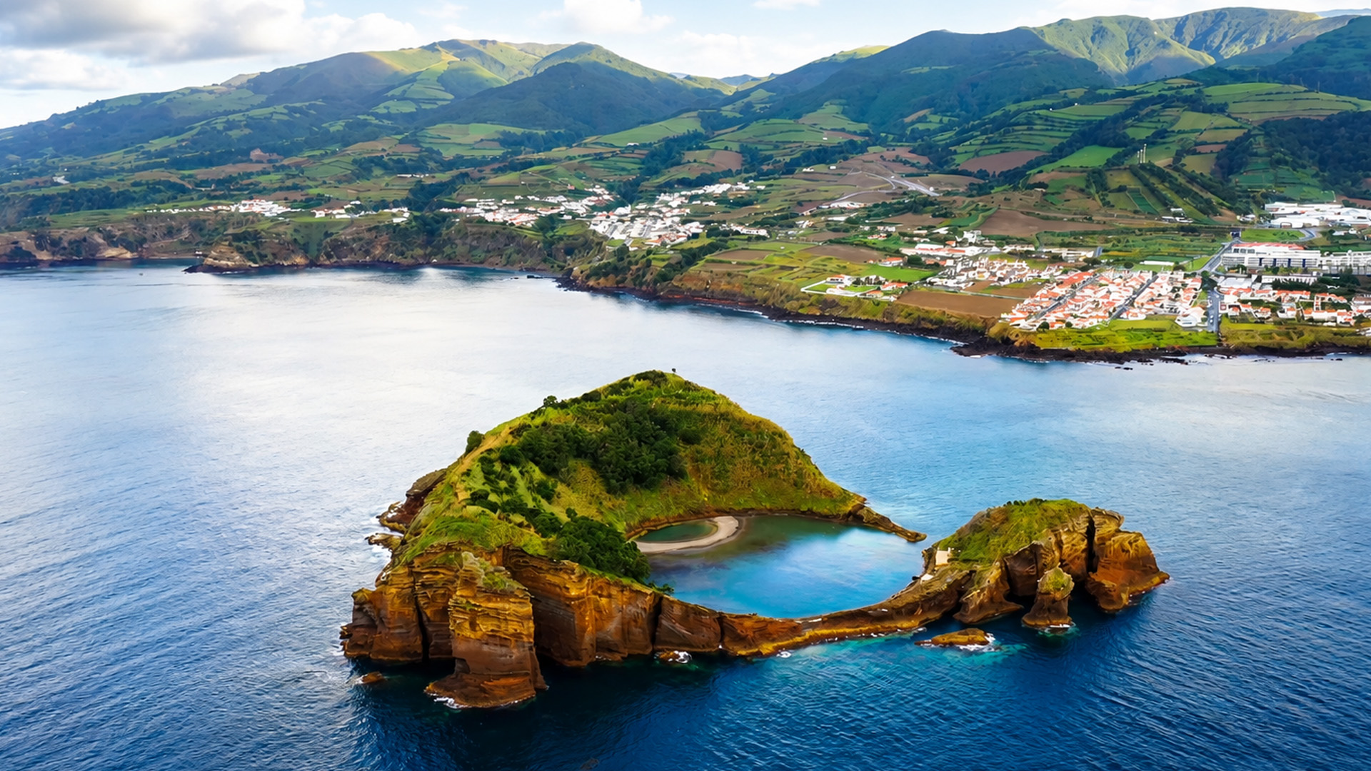Uma piscina natural escondida dentro de uma ilha