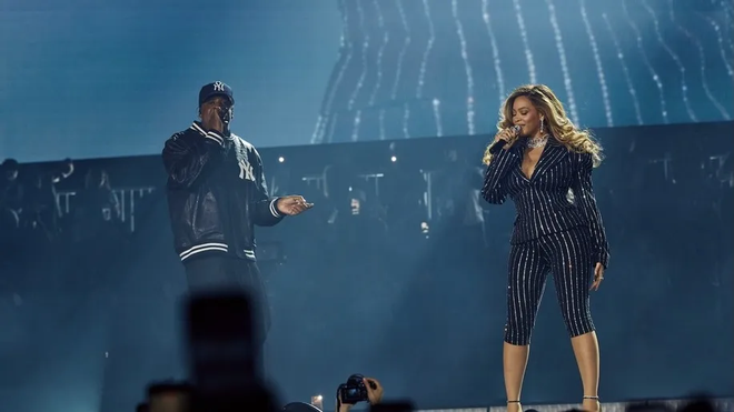 Jay-Z tái hiện album huyền thoại, Beyoncé và con gái Blue Ivy gây sốt trên sân khấu