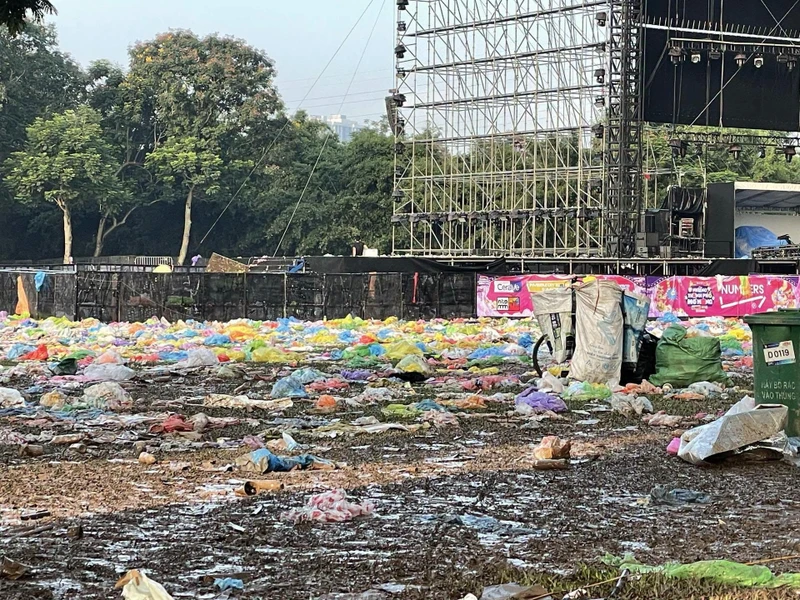 Concert ở Hà Nội ngập rác, khán giả bì bõm lội bùn
