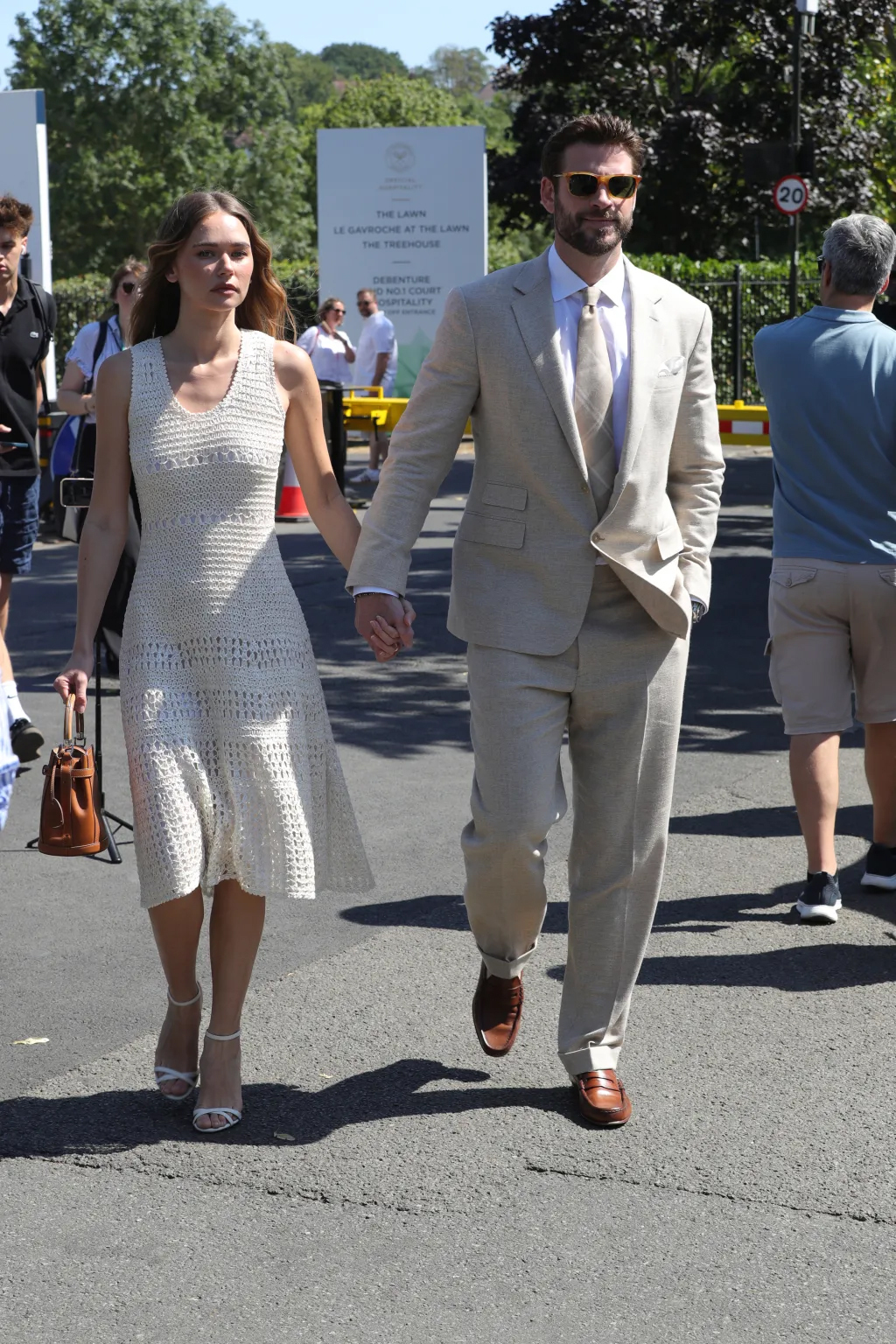 Liam Hemsworth cùng vợ sắp cưới đi xem chung kết Wimbledon