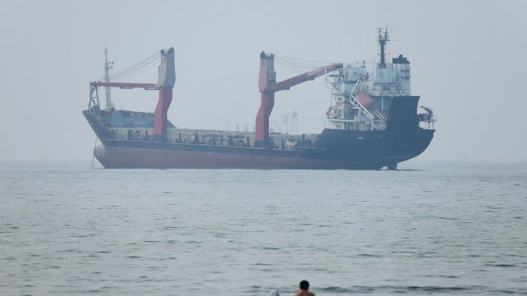 US and Iran vie for control of Strait of Hormuz