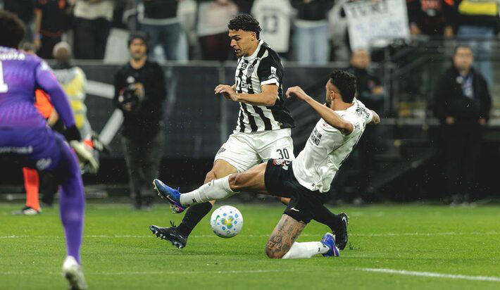 Atlético-MG e Corinthians estão empatados com 24 pontos. Foto: Pedro Souza/ Atlético