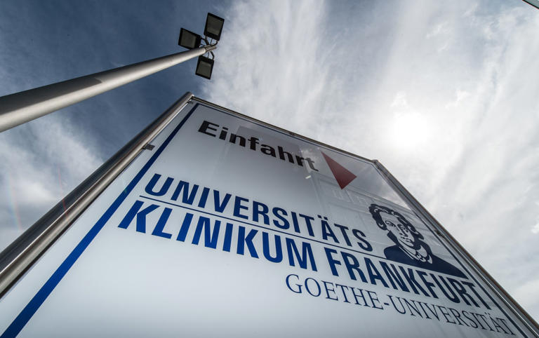 FILE PHOTO - A sign points to the entrance to the Frankfurt University Hospital. (is associated with: «Second Ebola-infected US citizen flown to Germany for treatment») Boris Roessler/dpa