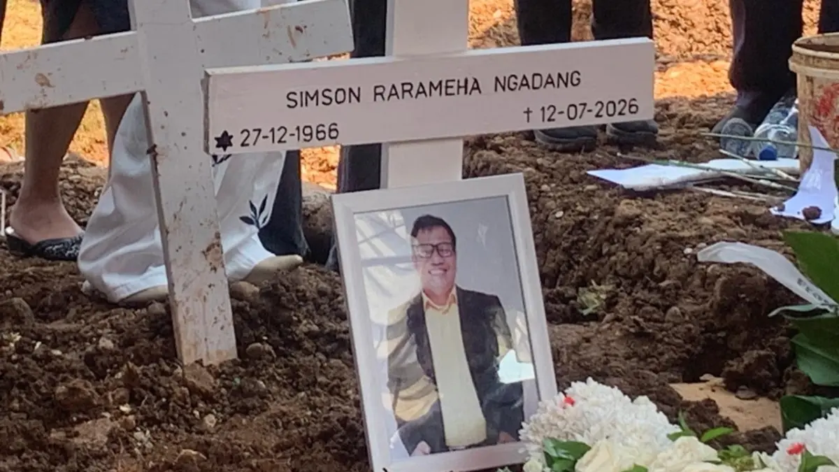 Sesi foto bersama di pemakaman komedian Temon terbelah jadi 2 kubu