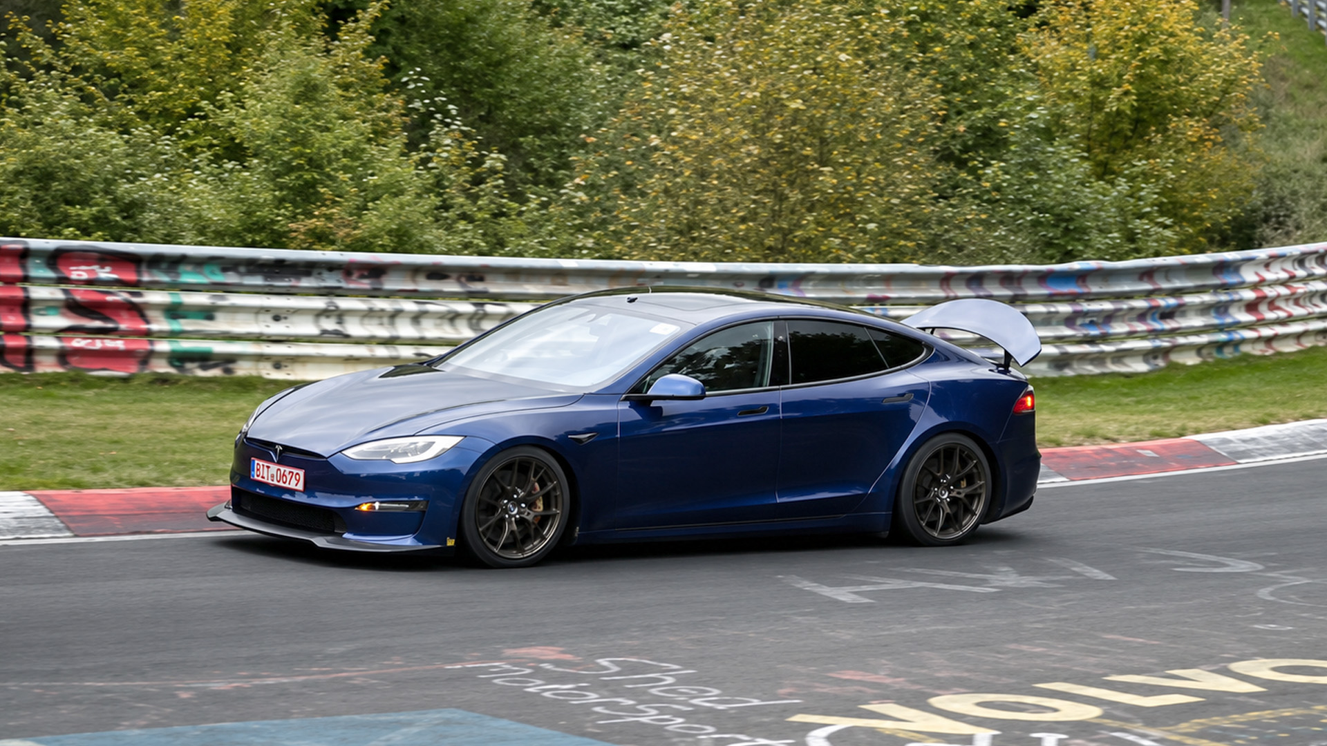 Tesla performance run shows how aerodynamics work at high speed
